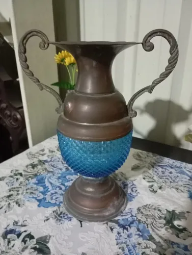 Ânfora antiga metal e vidro bico de jaca azul 25 cm