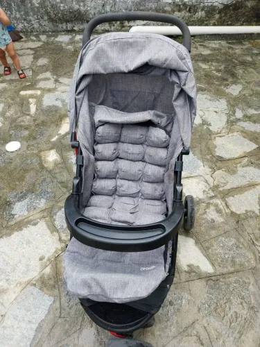 Carrinho de bebê cinza