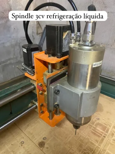 Router CNC com motor spindle refrigeração líquida