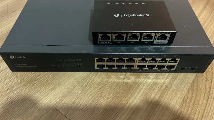 Roteador Ubiquiti EdgeRouter X (ER-X) + Switch TP-Link Gigabit 16 Portas (TL-SG1016D)
