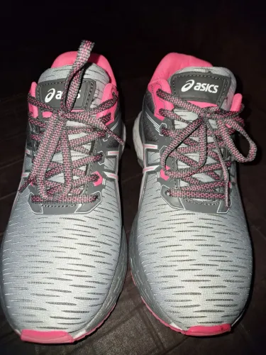 Tênis estado de novo, usado uma única vez, original na caixa marca Asics N°36