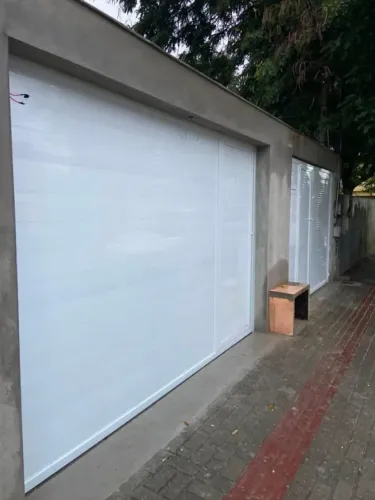 Portão de garagem com social