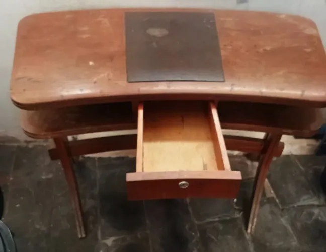 Escrivaninha Antiga Formato Rim / Mesa Retrô com Gaveta/Restauração