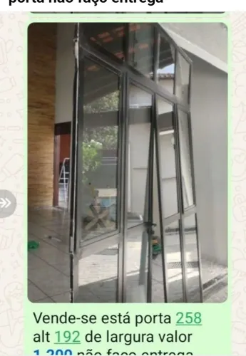 Uma porta de vidro