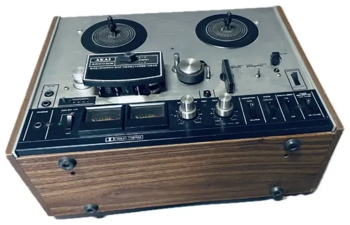 AKAI 4000DB( com amassado na estrutura)