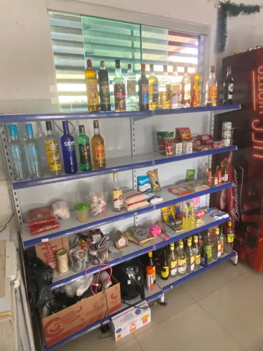 Distribuidora de bebidas para retirada.