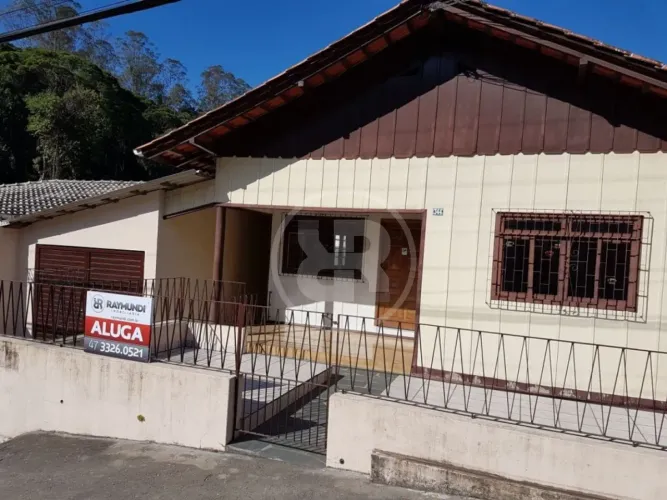 Casa com à Venda no bairro Garcia, próximo ao 23º Batalhão de Infantaria em Blumenau/SC
