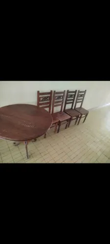 Mesa de madeira com 4 cadeiras