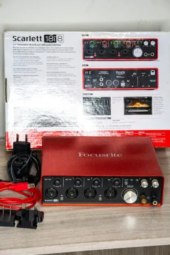 Interface de Audio Focusrite Scarlett 18i8 2a Geracao, 18 Entradas, 8 Saidas, 4 Pre-amps