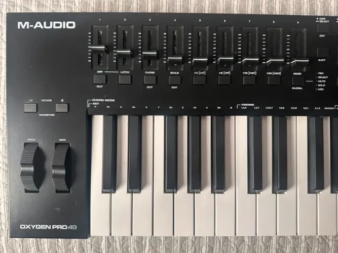 Controlador MAudio Oxygen 49 Pro na Caixa