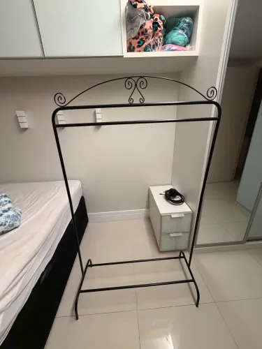 Arara de roupa preta
