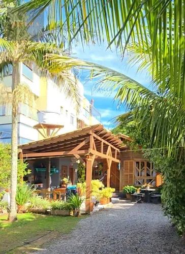 Casa com belo jardim a 80 metros da praia