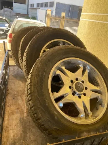 Rodas Dodge 22  + Pneus Pirelli ATR 325/55/22 Semi novos 