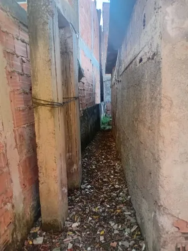Vendo casa com terreno grande e duas quitinetes