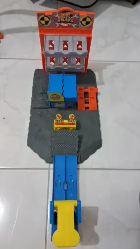 Pista hot wheels monster trucks