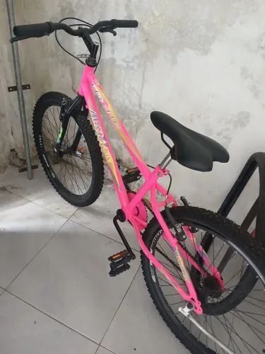 Vende_se bicicleta semi nova rosa!