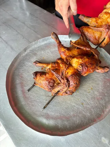 Churasquiro para assar frango inteiro Sábado e Domingo