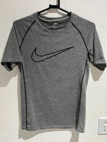 Camiseta compressão Nike (M)