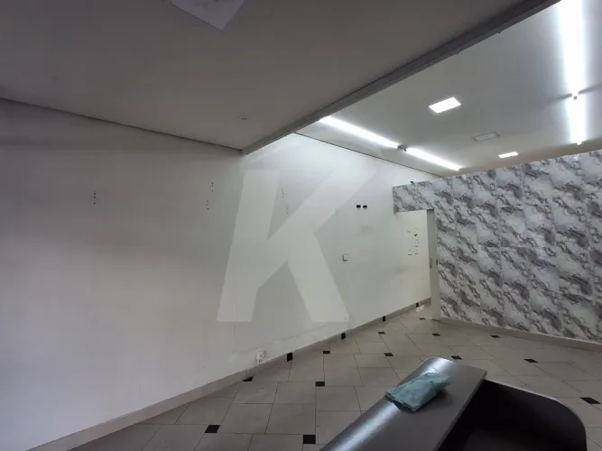 Salão comercial com 50m² na Avenida Júlio Buono.