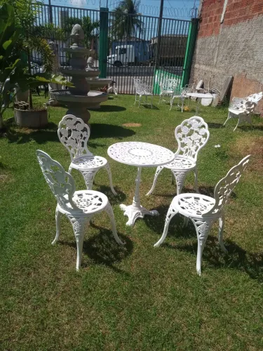 Conjunto de cadeiras em alumínio fundido