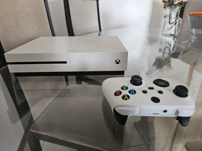 Xbox One S 1Tb + 1 Controle Original