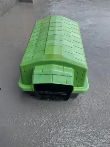 Casinha para pets n° 04 com telhado na cor verde
