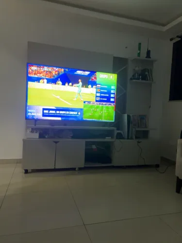 Vendo rack com painel em mdf cor bege. Obs: itens não inclusos apenas o rack