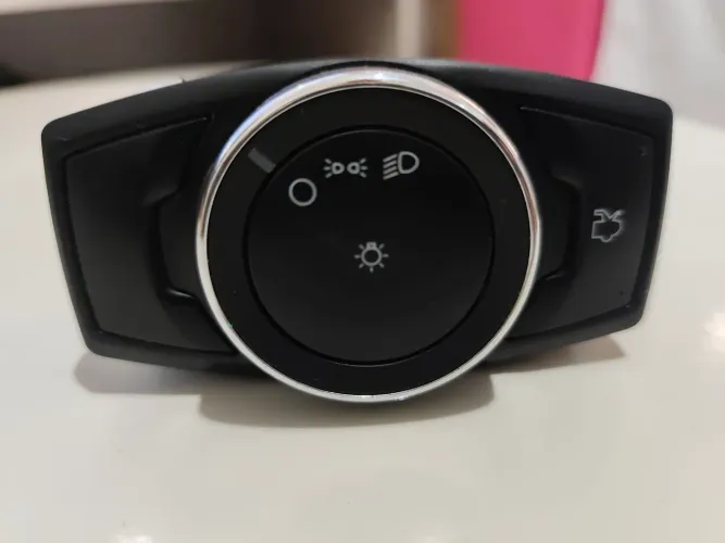 Controla as luzes e porta-malas.