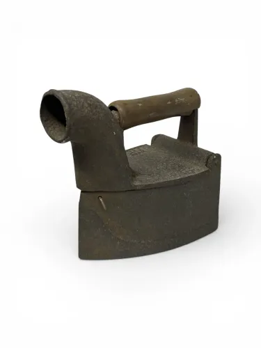 Antigo ferro a carvão 