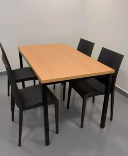 Mesa de madeira com cadeiras 