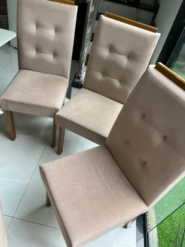 Mesa com tampo de vidro branco e 4 cadeiras