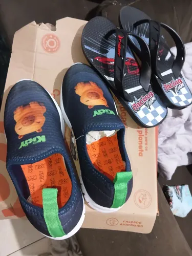 Tenis e chinelo