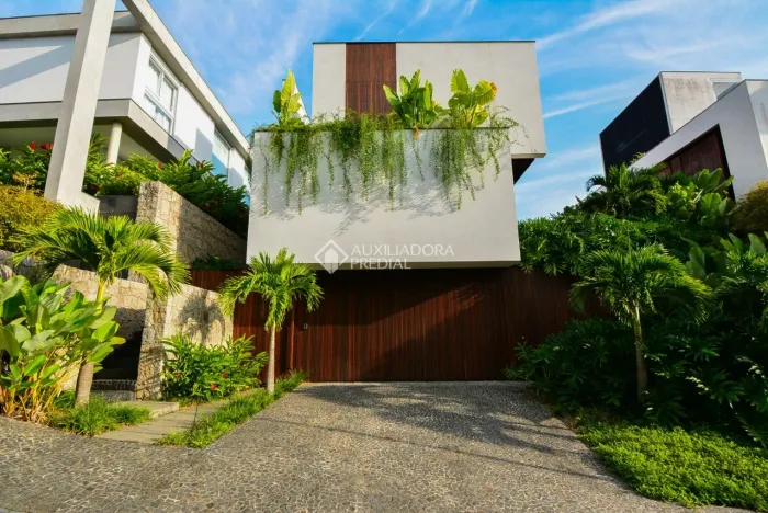 Casa Exclusiva à Beira Mar em Cacupé | Arquitetura Autoral e Vista Para Baía