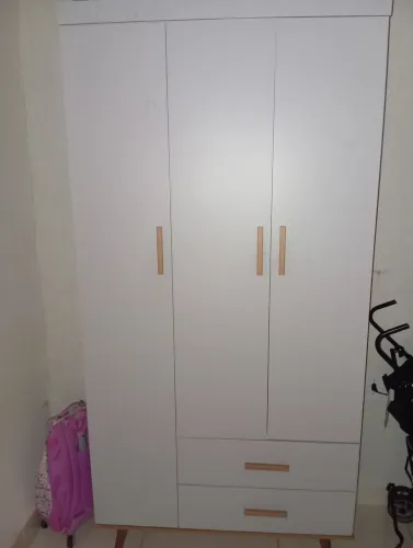 Vendo kit guarda roupa e cômoda bebê ?
