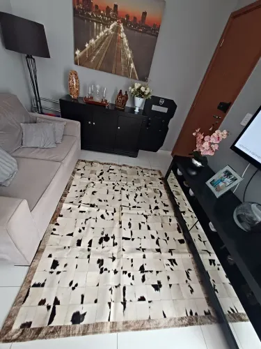 Tapete de Couro Bovino Patchwork 1,90 x 1,40 - Preto e Branco".