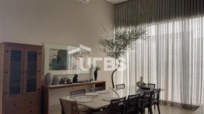 Casa em Condomínio com 240m² à venda no Golden Village