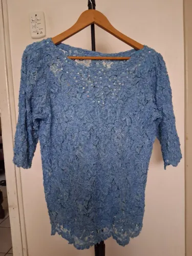 Blusa bordada azul com lantejoulas 