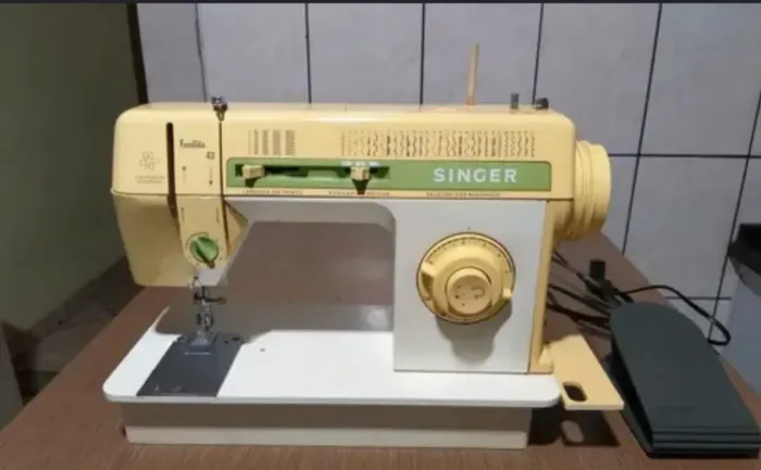 Máquina de costura singer 