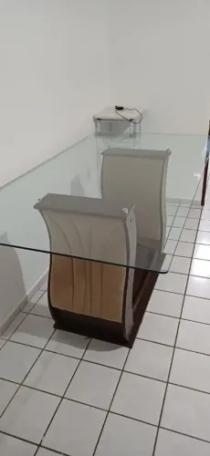 Mesa com tampo de vidro.