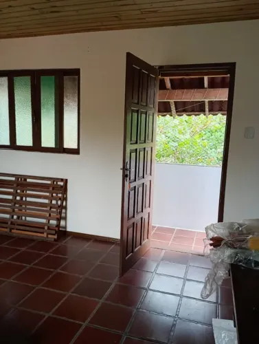 Sobrado - 1 Quarto, Sala, Banheiro, Cozinha. Com vaga na garagem em Itaúna.
