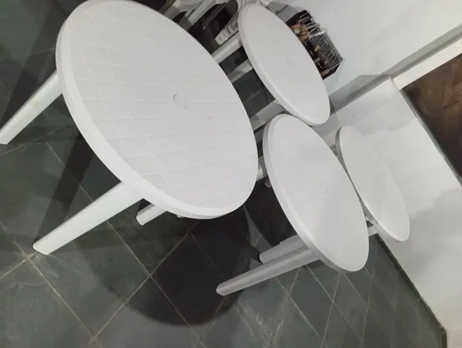 Conjunto mesa com 4 cadeiras de plástico