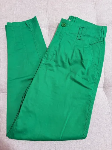 calça verde no tamanho m. possui elastano.