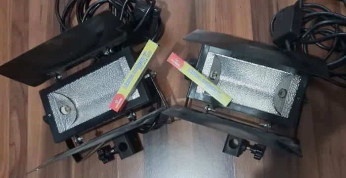 KIT LUZ QUENTE Halógena 1000w 2 refletores + lâmpadas