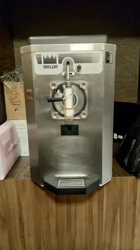 Máquina de Sorvete Expresso Taylor 430-27 - Menos de 1 Ano de Uso