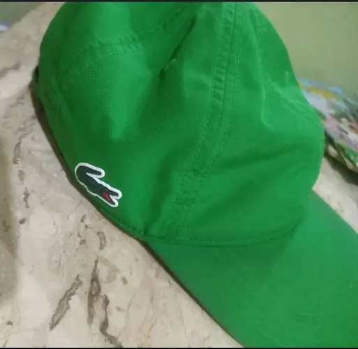 chapéu da Lacoste