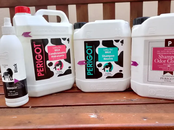 Shampoos e produtos para banho profissional de cães e gatos.