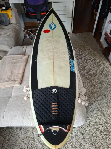 Prancha de surf com quilhas capa e leash !