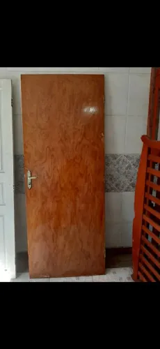 Porta em madeira envernizada com fechadura e chaves novas