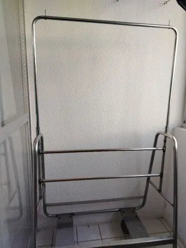 Arara cromada com roudanas para roupa