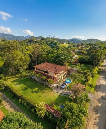 CASA GRANDE NO MARTINELLI EM PENEDO-RJ